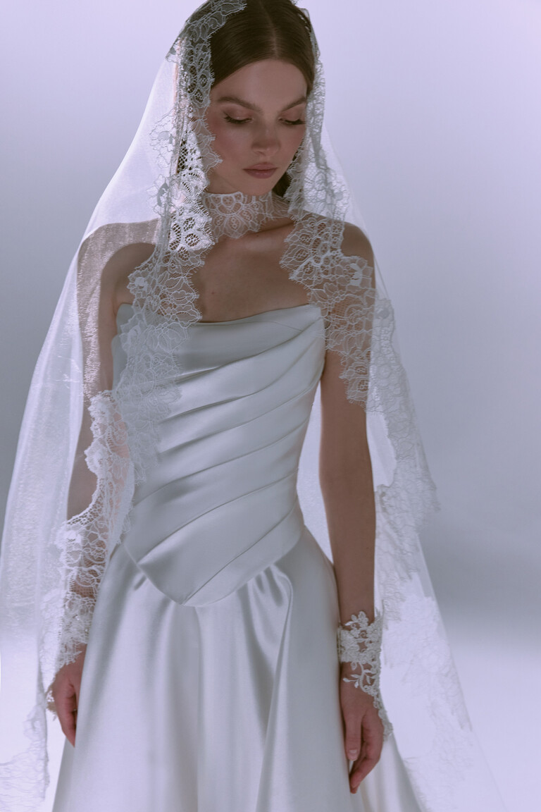 Unona Veil Tori vintage inspired ivory veil framing face with floral lace trim