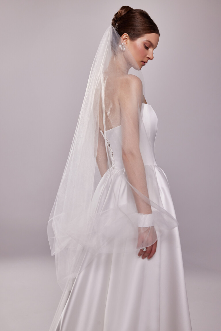 Side profile of Unona Tessa Veil ivory tulle creating ethereal sleeve effect