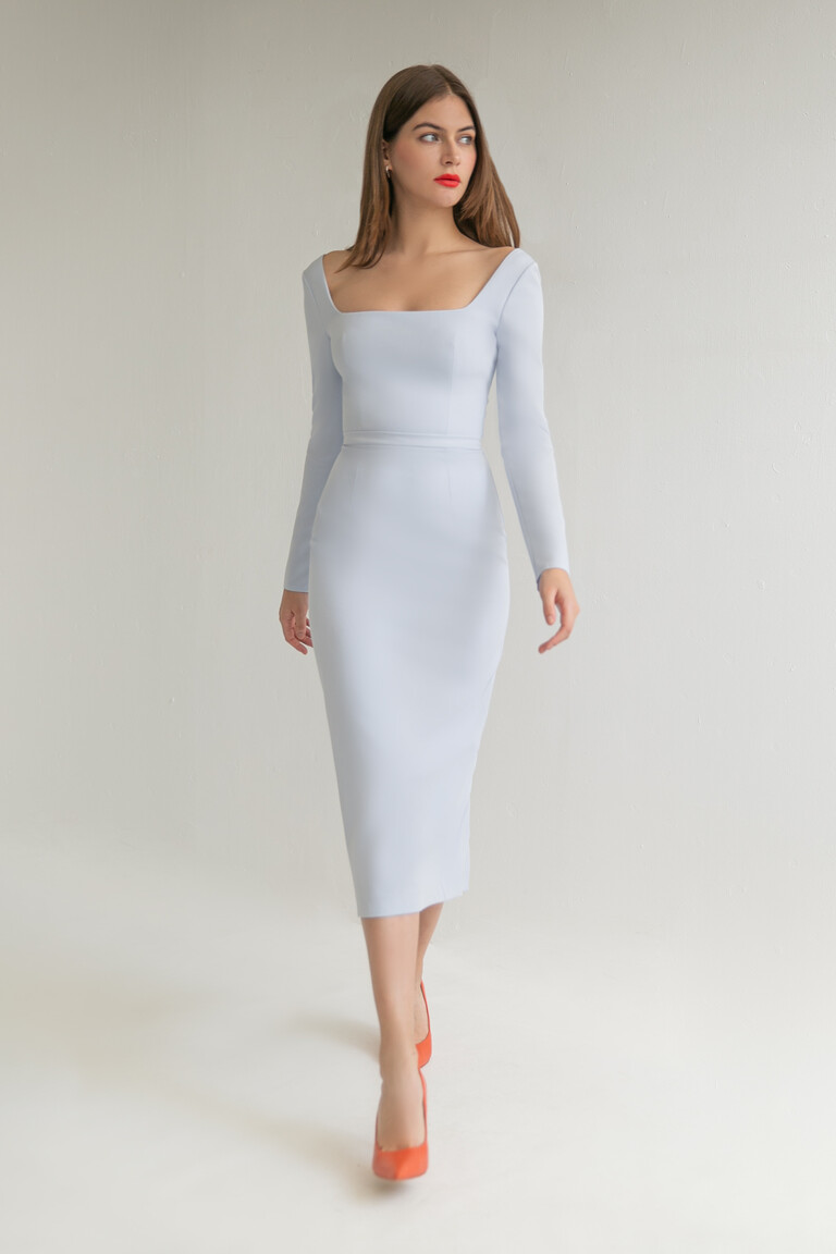 Model wearing the Unona Viola blue evening dress with a bodycon silhouette and fitted long sleeves.