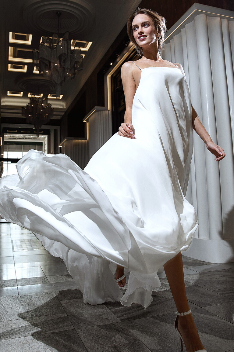 Unona Isa ivory wedding dress captured in motion. The A-line chiffon skirt shows its full, wide and voluminous silhouette.