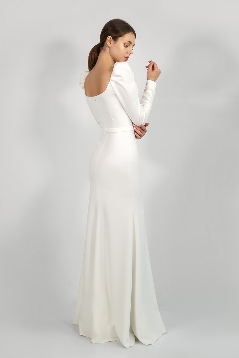 Bianca Bridal Gown Elegant Back Detail 3/4 back view of Unona Bianca modest ivory wedding dress showing square back neckline and delicate waistband.