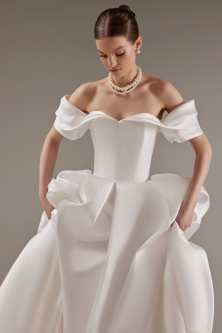 Modern Fly Wedding Dress with Pockets Unona Fly modern minimalist wedding dress in off-white Mikado with the bride resting her hands in the hidden side pockets.